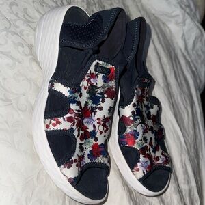 zees shoes open toe & heel. Elastic upper for stretch Sz 10M